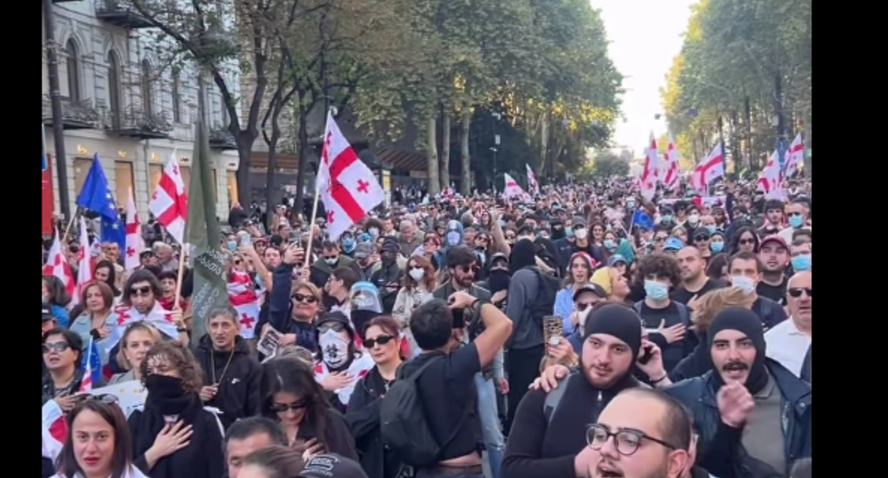 Участники акции протеста исполняют гимн Грузии. Стоп-кадр видео Publika от 05.10.25, https://www.facebook.com/reel/2018742268880150 (деятельность компании Meta, владеющей соцсетью, запрещена в России).