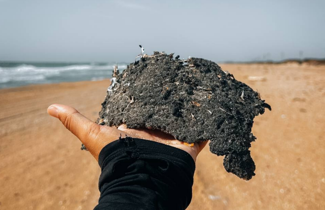 Пласт мазута на Бугазской косе. Скриншот фото из Telegram-канала "Сети, сито, лопата", от 3.10.25, https://t.me/setisitolopata/1604. Пласт мазута на Бугазской косе. Скриншот фото из Telegram-канала "Сети, сито, лопата", от 3.10.25, https://t.me/setisitolopata/1604.