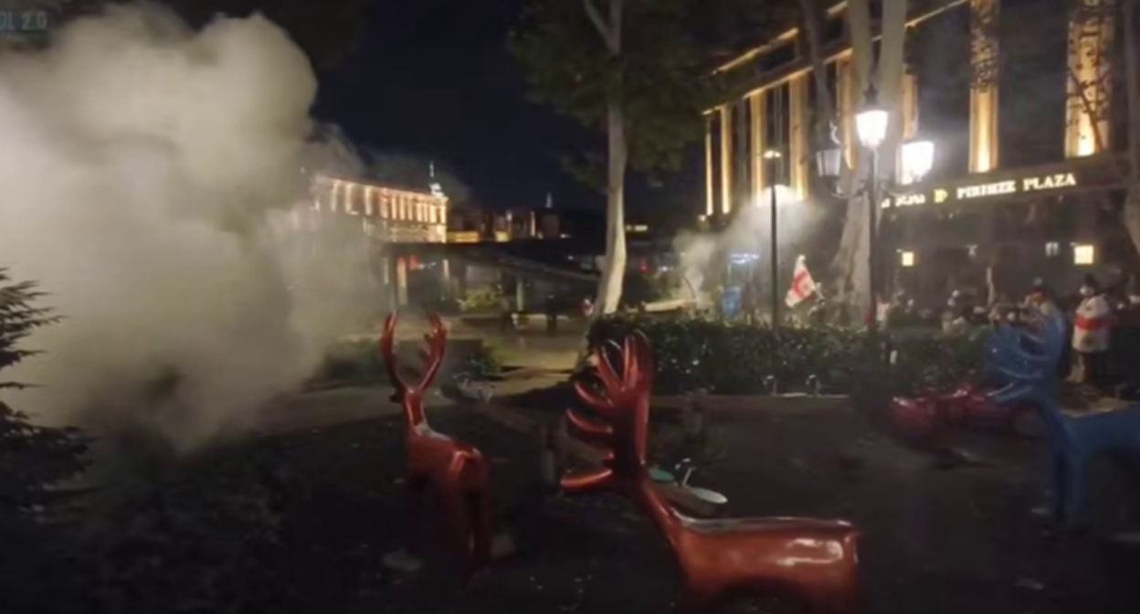 Силовики использовали газ при разгоне протестов. Стоп-кадр видео Tbilisi Life от 04.10.25, https://t.me/Tbilisi_life/42515