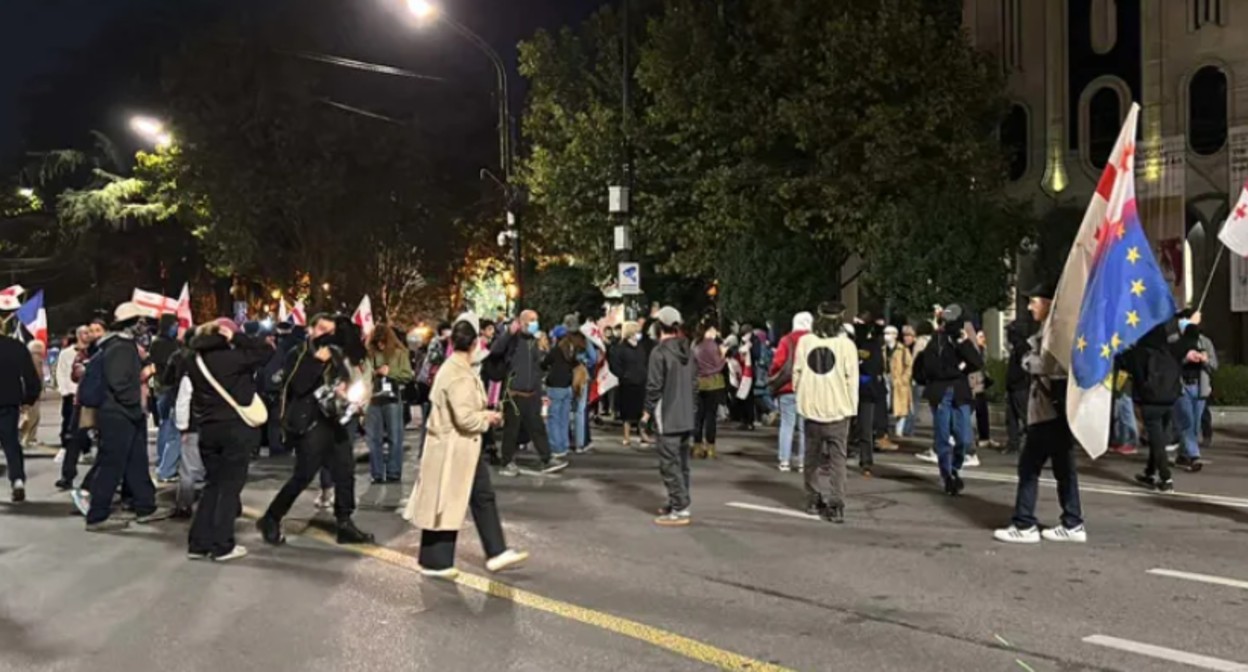 Акция протеста на проспекте Руставели. Скриншот фото "Интерпрессньюс" от 05.10.25, https://www.interpressnews.ge/ru/article/171027-na-prospekte-rustaveli-vozobnovilas-aktsiia-protesta