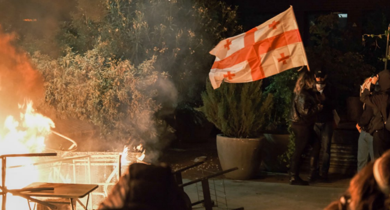 Обстановка у дворца президента Грузии 4 октября. Скриншот фото  Atamanova Sofiia для Paper Kartuli, https://t.me/paperkartuli/24090?single