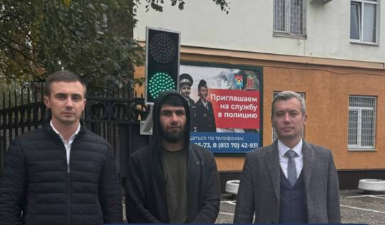 Эрзиман Байрамов (в центре) с защитниками. Скриншот фото со страницы "ВКонтакте" Единой коллегии адвокатов Санкт-Петербурга от 05.10.25, https://vk.com/ekaspbbudagov?z=photo-230214131_457239464%2Fe0482b163a5a25806c