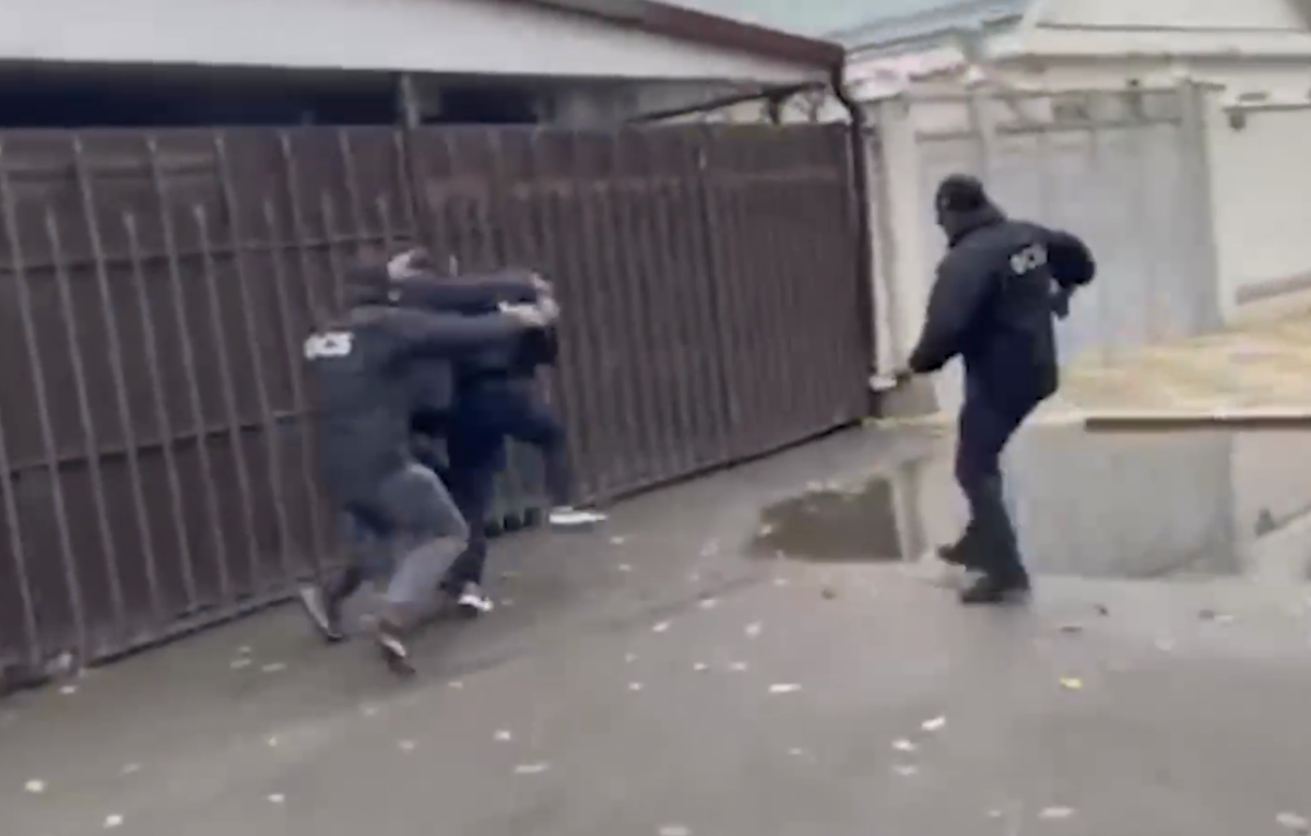 Задержание подозреваемого в Пятигорске. 6 октября 2025 г. Скриншот видео ЦОС ФСБ России