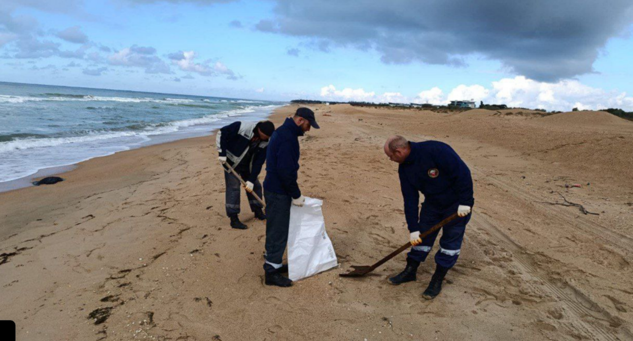 Уборка мазута в Анапе. Скриншот фото оперштаба Краснодарского края от 12.10.25, https://t.me/opershtab23/14262.