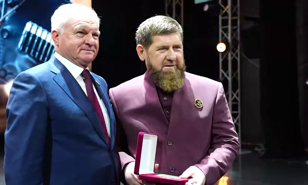 Владимир Плотников (слева) и Рамзан Кадыров. Стоп-кадр видео из Telegram-канала Кадырова от 12.10.25, https://t.me/RKadyrov_95/6087.