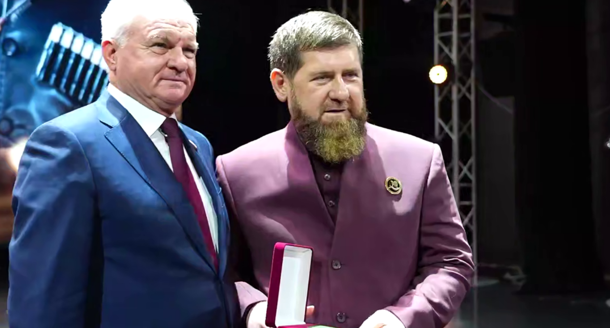 Владимир Плотников (слева) и Рамзан Кадыров. Стоп-кадр видео из Telegram-канала Кадырова от 12.10.25, https://t.me/RKadyrov_95/6087.