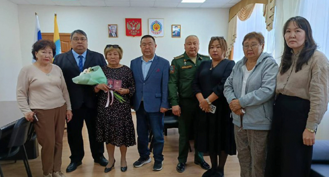 Семьи погибших бойцов Павла Лущаева и Нарана Санджиева во время награждения. Октябрь 2025 г. Фото: https://riakalm.ru/