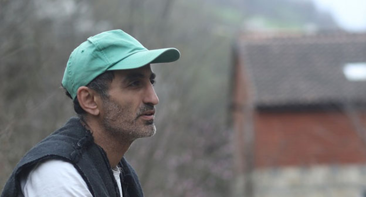 Эльхан Мирзоев. Фото: https://www.meydan.tv/ru/article/kak-zhivetsya-brodyachim-sobakam-v-azerbajdzhane