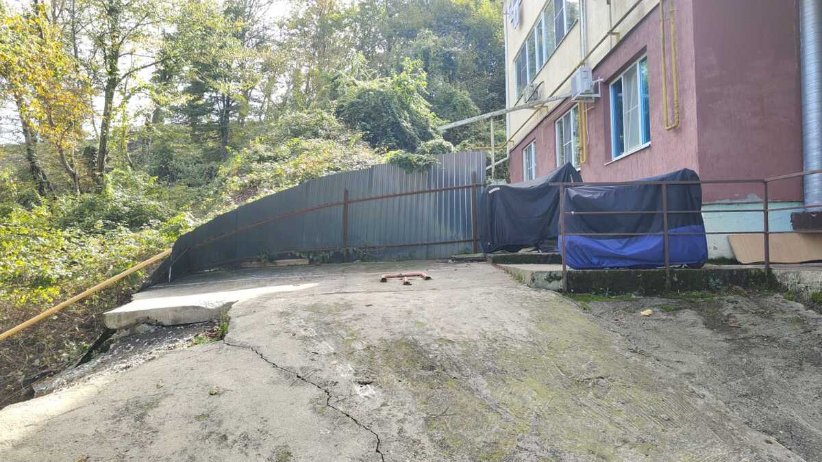 Оползень в микрорайоне Бытха. 12 октября 2025 г. Фото корреспондента "Кавказского узла" Оползень в микрорайоне Бытха. 12 октября 2025 г. Фото корреспондента "Кавказского узла"