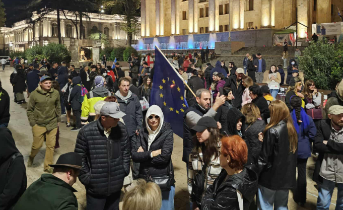 Участники акции протеста 18 октября. Скриншот фото "Интерпресньюс", https://www.interpressnews.ge/ka/article/852192-rustavelis-gamzirze-shekrebilma-mokalakeebma-shss-s-mocodebis-shemdeg-saavtomobilo-gza-gaatavisuples Участники акции протеста 18 октября. Скриншот фото "Интерпресньюс", https://www.interpressnews.ge/ka/article/852192-rustavelis-gamzirze-shekrebilma-mokalakeebma-shss-s-mocodebis-shemdeg-saavtomobilo-gza-gaatavisuples