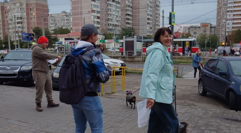 Активисты раздают листовки с призывом поучаствовать в общественном обсуждении. Скриншот фото из Telegram-канала "Красный темник" от 19.10.25, https://t.me/redtemnik/6058. Активисты раздают листовки с призывом поучаствовать в общественном обсуждении. Скриншот фото из Telegram-канала "Красный темник" от 19.10.25, https://t.me/redtemnik/6058.