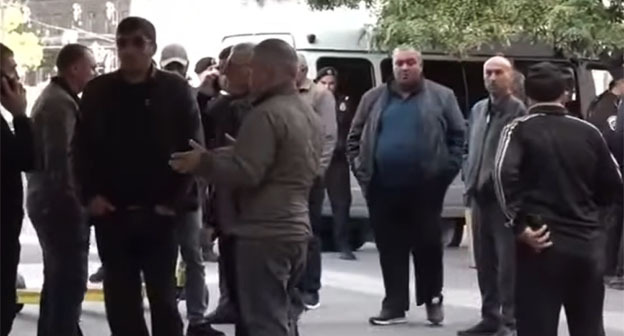 Акция протеста дальнобойщиков. 20 октября 2025 г. Скриншот видео https://news.am/rus/news/910568.html Акция протеста дальнобойщиков. 20 октября 2025 г. Скриншот видео https://news.am/rus/news/910568.html