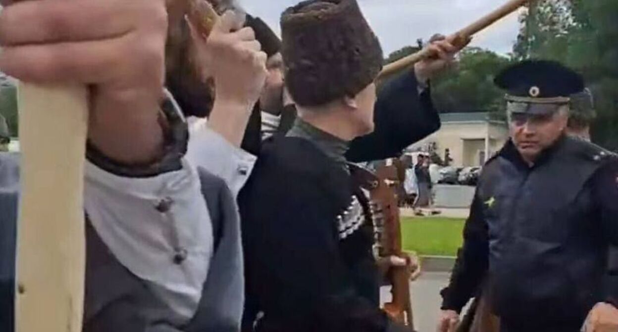 Сотрудники полиции общаются с участниками шествия в Нальчике. 21 мая 2025 года. Фото: https://www.facebook.com/groups/195437187330583/posts/2838639603010315/ принадлежит компании Meta деятельность которой запрещена в России