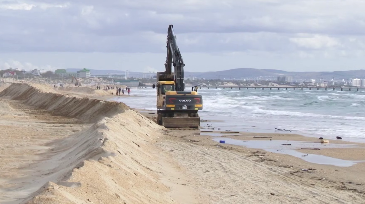 Возведение защитных валов. Стоп-кадр видео оперштаба Краснодарского края от 25.10.25, https://t.me/opershtab23/14334.