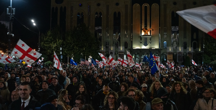 Акция у парламента Грузии 26.10.25. Скриншот фото Publika/Мариам Кашбайя.