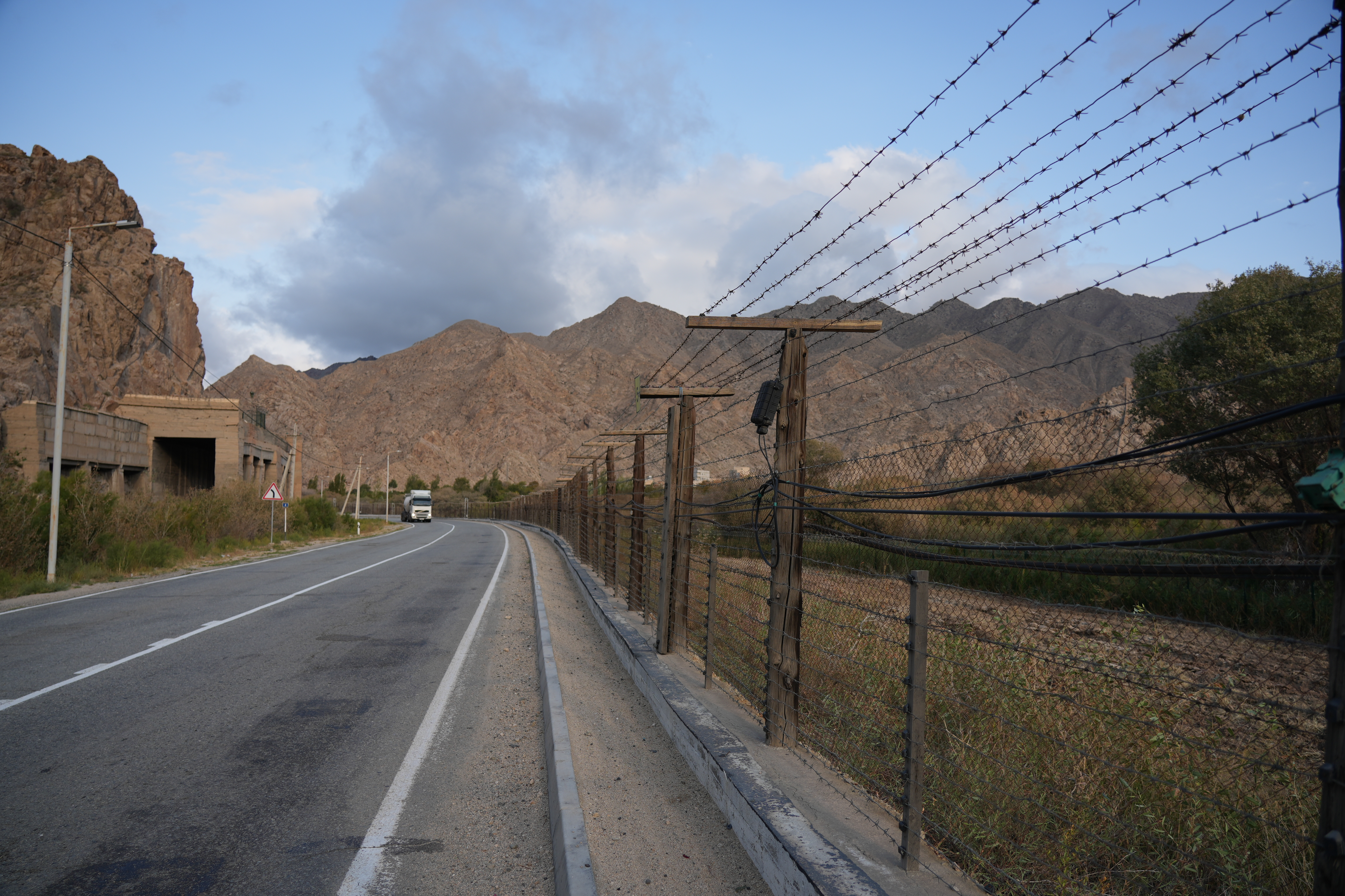За колючей проволокой - Иран, слева - армянская трасса. Фото JAMnews