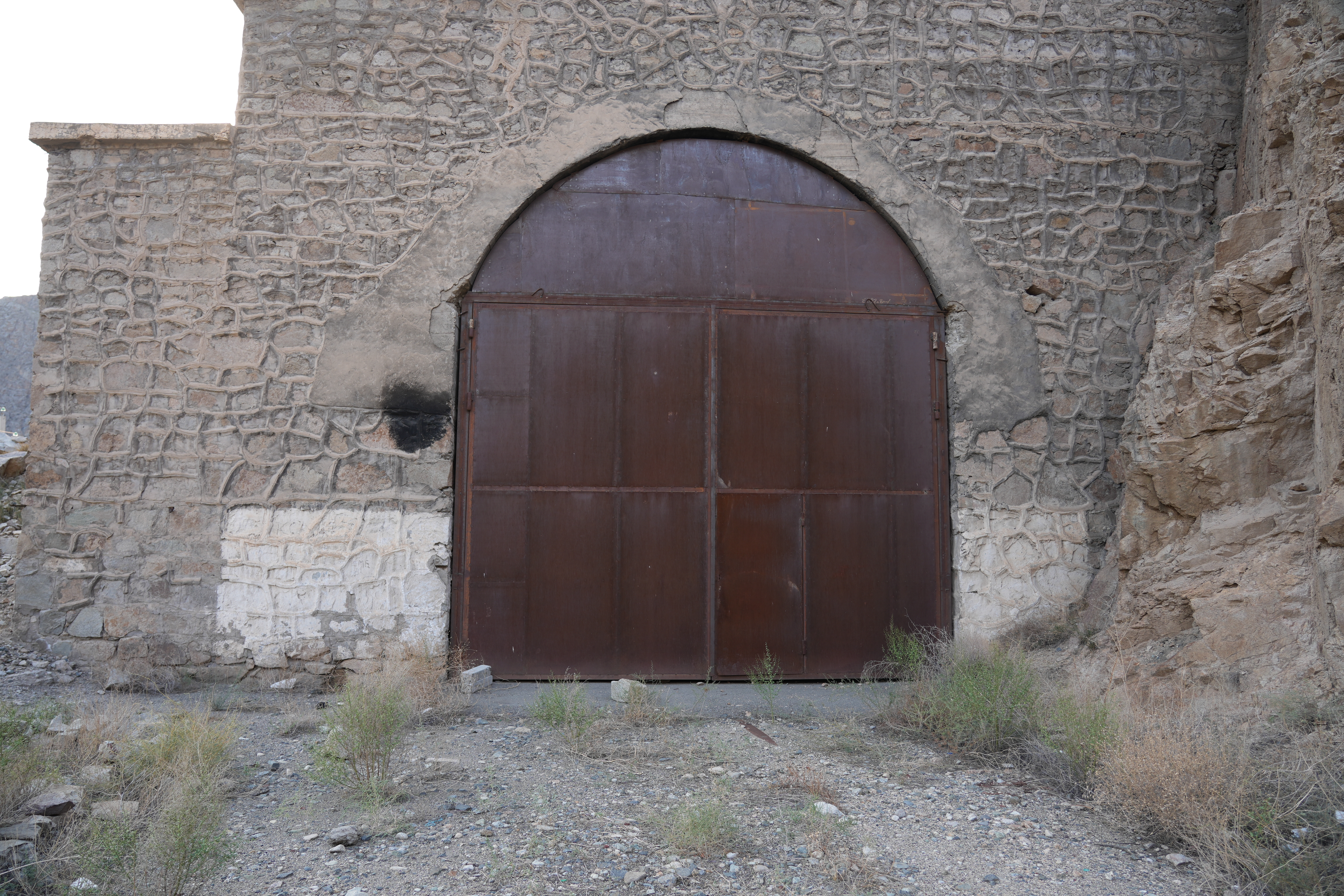 В прошлом туннель на дороге, которая теперь станет Маршрутом Трампа. Фото JAMnews