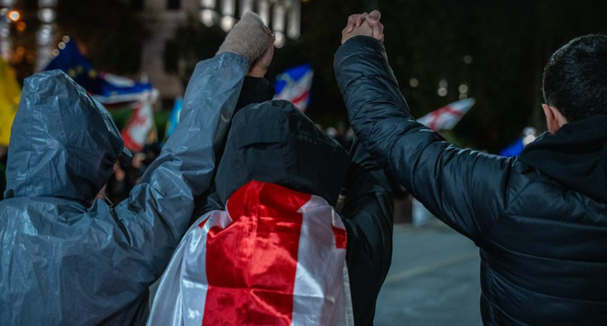 Активисты у парламента Грузии. Скриншот фото Mariam Qashbaia/Publika от 29.10.25, https://www.facebook.com/publika.ge/posts/pfbid0Fy7WNcq2Wcq7xomeJWkr8GB2rKdcxNqaNke4saxHiKa1wxm7F9cdZVkbQV5mwFpdl (деятельность компании Meta, владеющей соцсетью, запрещена в России)

