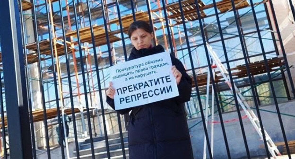 Юлия Мельниченко во время пикета. 30 октября 2025 г. Фото предоставлено Юлией Мельниченко для "Кавказского узла"