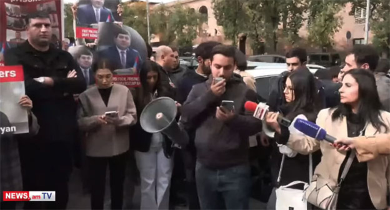 Акция протеста в поддержку политзаключенных. Ереван, 29 октября 2025 г. Скриншот видео https://news.am/rus/news/912387.html