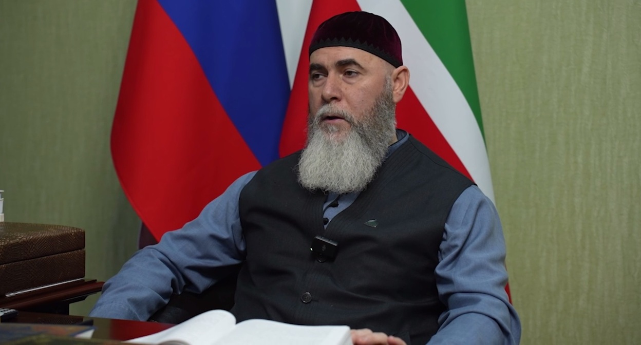 Салах Межиев отвечает на претензии Берла Лазара. Кадр видео ДУМ Чечни / Telegram