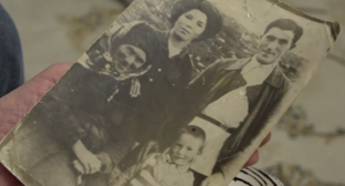 Фотография одной из карачаевских семей. Стоп-кадр видео Рашида Темрезова от 02.11.23, https://t.me/rashid_temrezov/4109