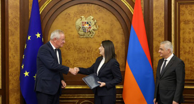 Представитель ЕС передал главе МВД Армении план действий по либерализации визового режима. 5 ноября 2025 г. Фото: https://www.aysor.am/ru
