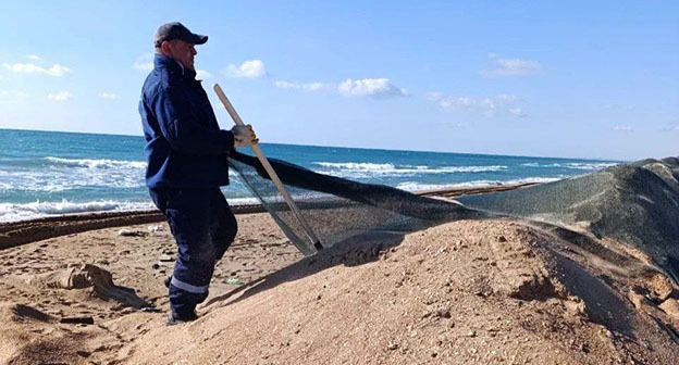 Разборка защитного вала на пляже в Анапе. Ноябрь 2025 г. Фото: https://t.me/opershtab23/14378
