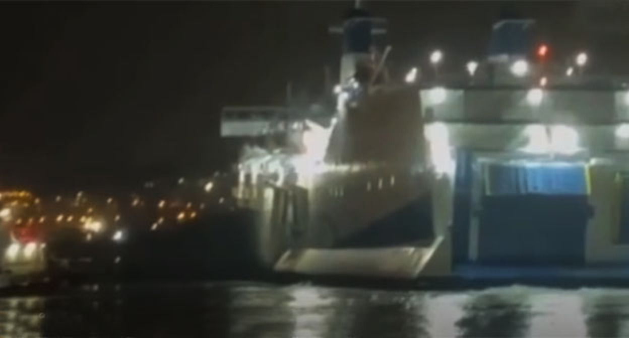 Паром Sea Bridge дожидаться разрешения войти в порт Сочи. 6 ноября 2025 г. Скриншот видео https://www.facebook.com/reel/2649783798696340 принадлежит компании Meta деятельность которой запрещена в России