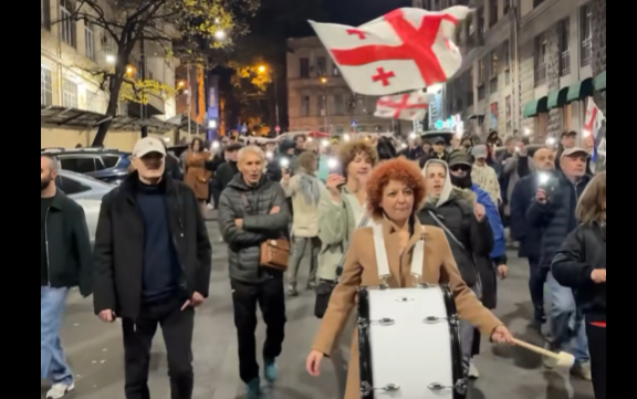 Шествие в центре Тбилиси. Стоп-кадр видео "Паблика" от 12.11.25