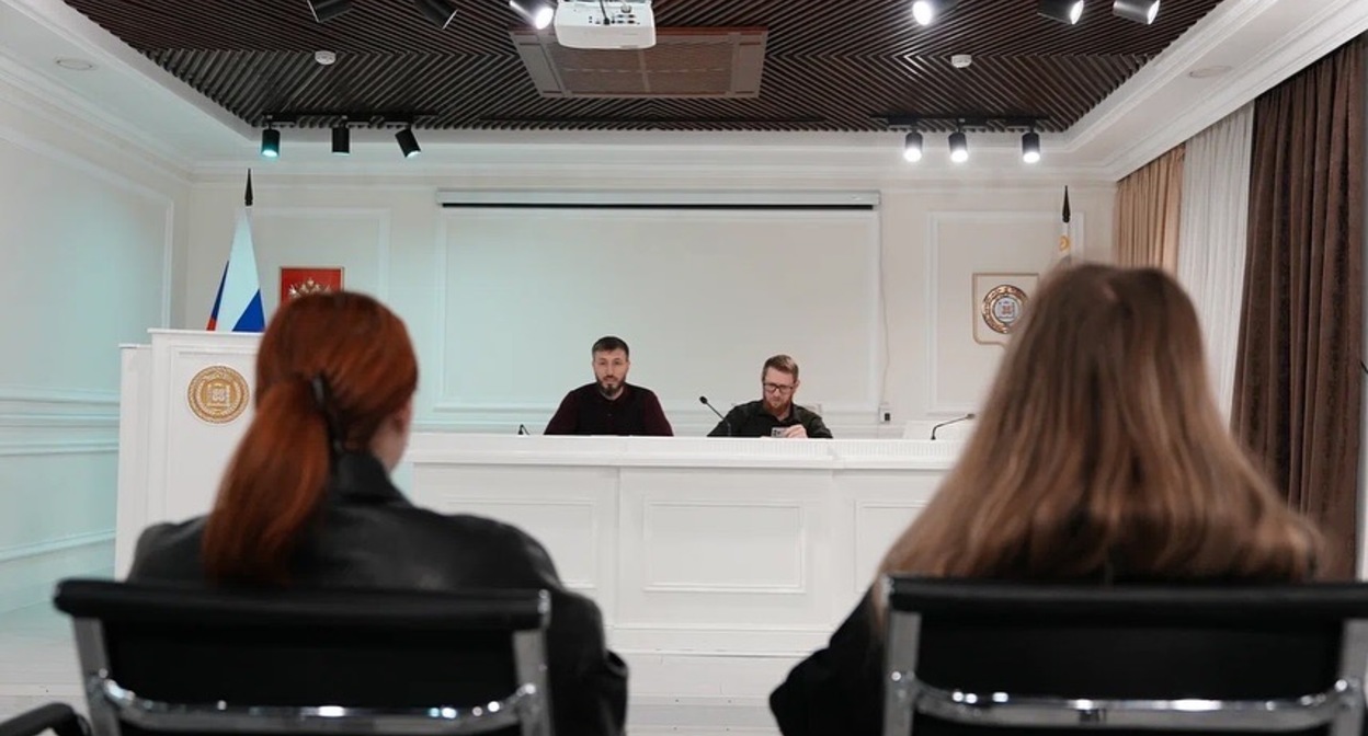 Беседа с блогершами. Фото: https://chechnyatoday.com/news/390928