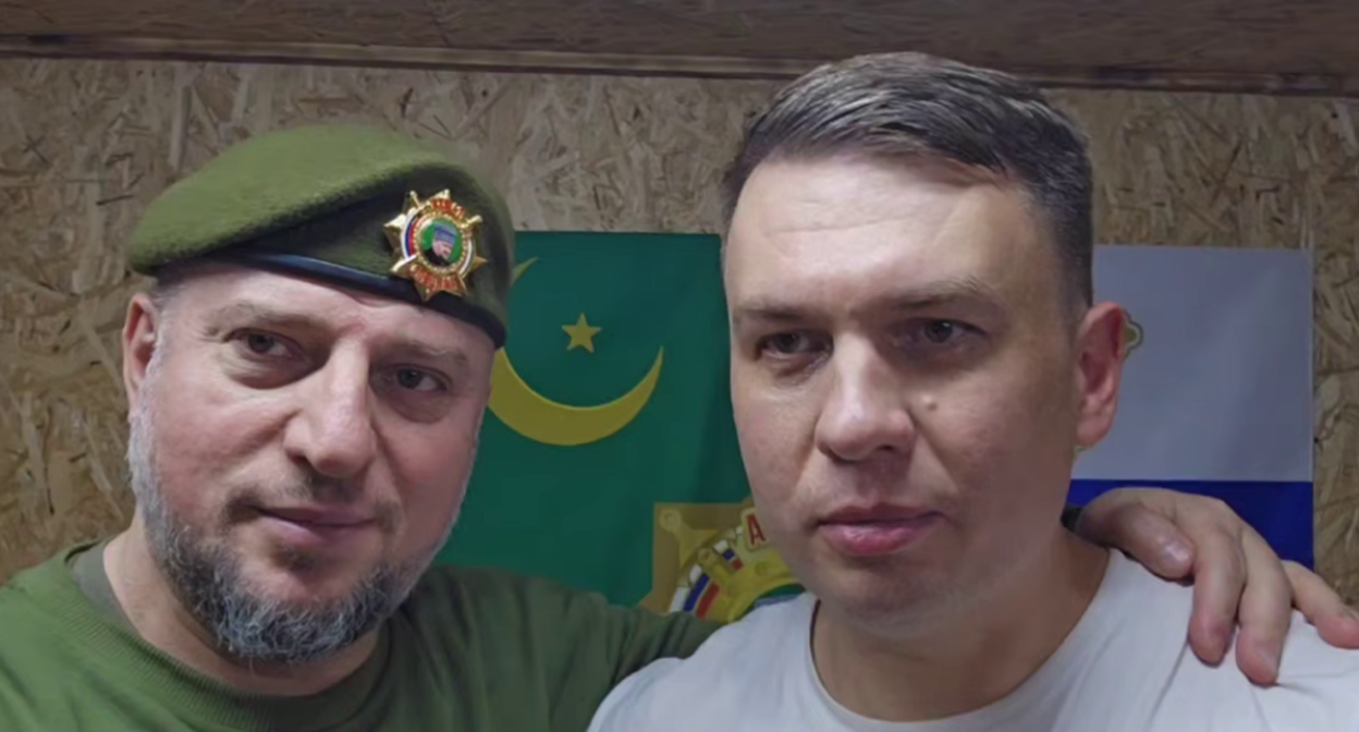 Апти Алаудинов (слева) и Илья Ремесло. Стоп-кадр видео из Telegram-канала блогера от 11.11.25,https://t.me/ilya_remeslaw/9664