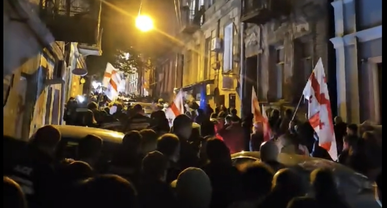 Протестующие на одной из улиц в центре Тбилиси. Кадр видео Publika