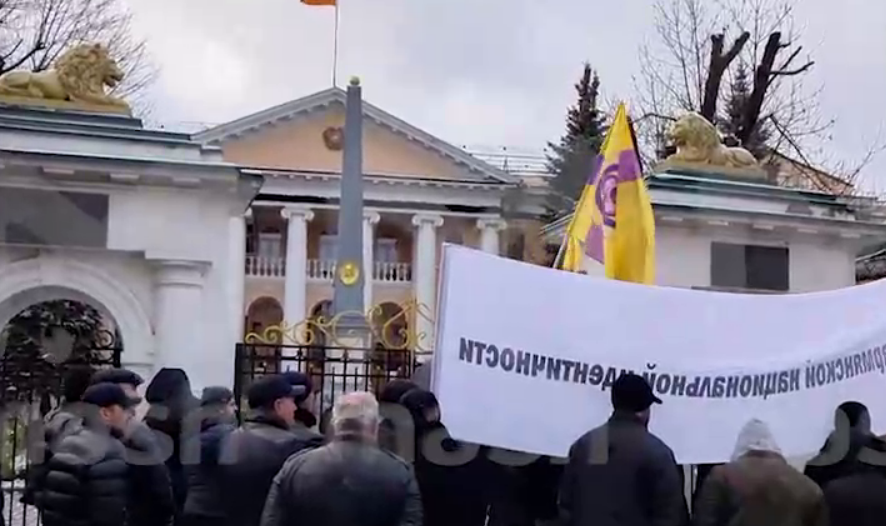 Акция у посольства Армении в Москве. Стоп-кадр видео Mash от 15.11.25, https://t.me/mash/69423