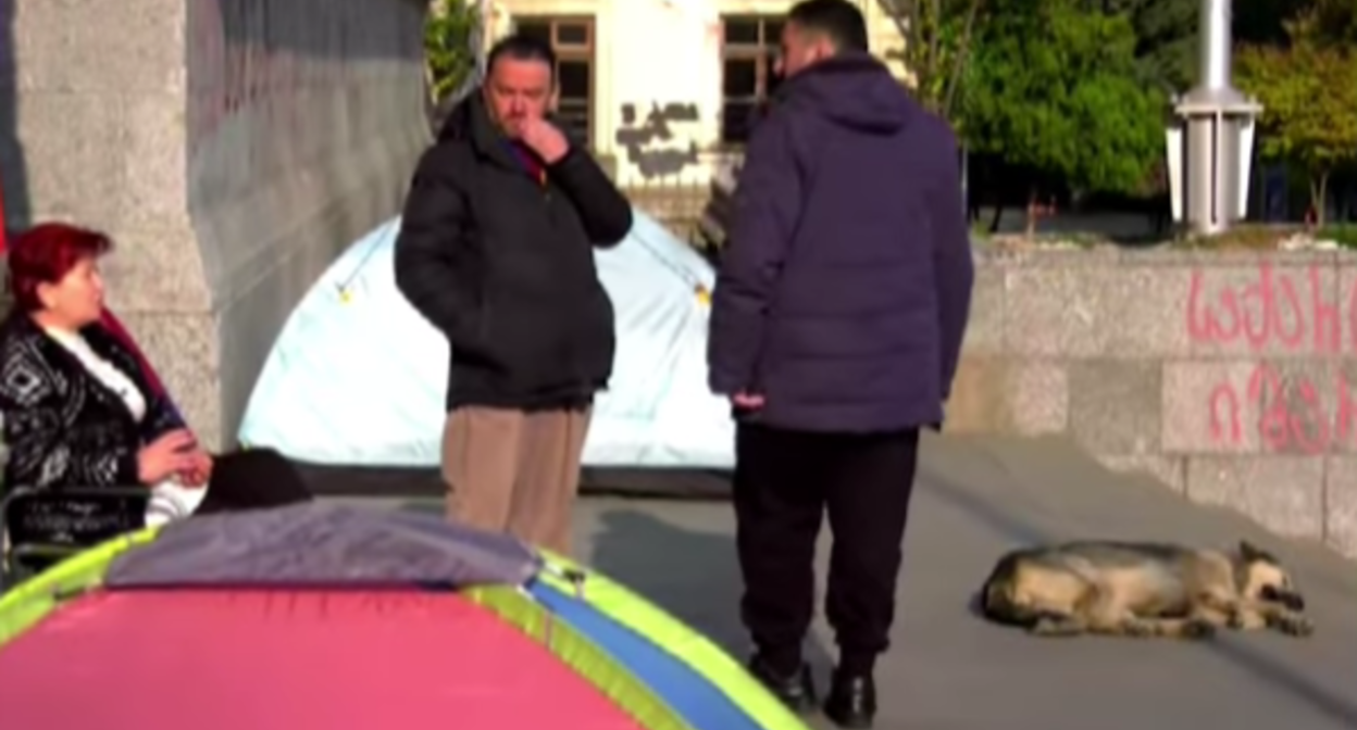 Участники голодовки у парламента Грузии. Стоп-кадр видео телекомпании "Пирвели" от 16.11.25, https://www.youtube.com/watch?v=GHNCoOLkCks&t=230s