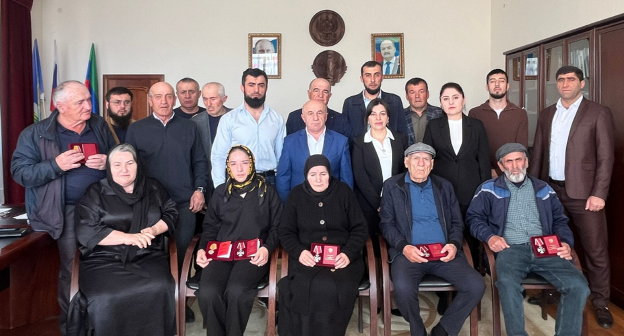 Родным бойцов переданы награды. Скриншот фото из Telegram-канала администрации Дахадаевского района от 14.11.25, https://t.me/urkarakh_ru/25654