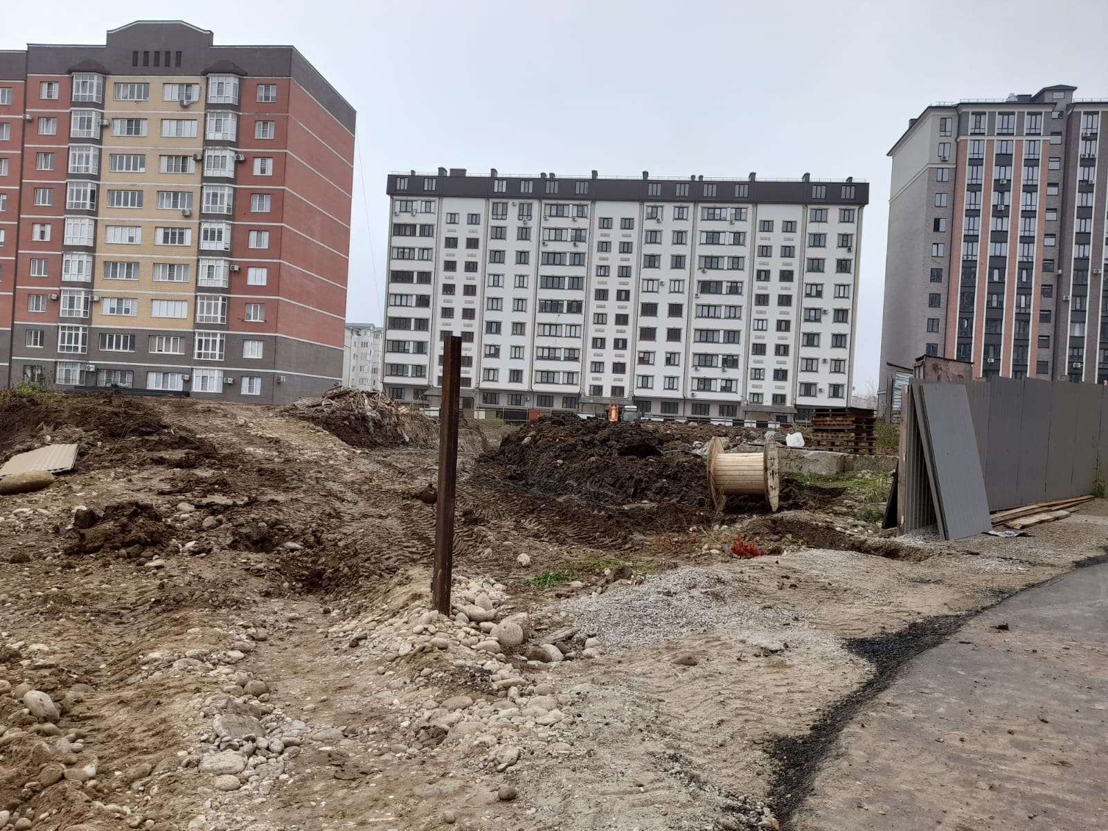 Котлован между многоэтажными домами. Фото корреспондента "Кавказского узла"
