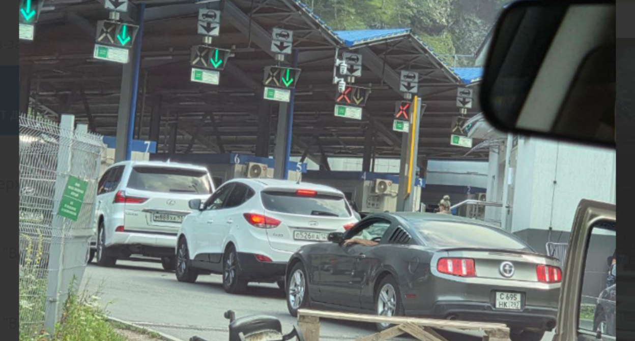 Автомобили в ожидании контроля на въезде в Грузию. Скриншот фото из Telegram-канала "Осетия" https://t.me/ossetiaFB/54074.
