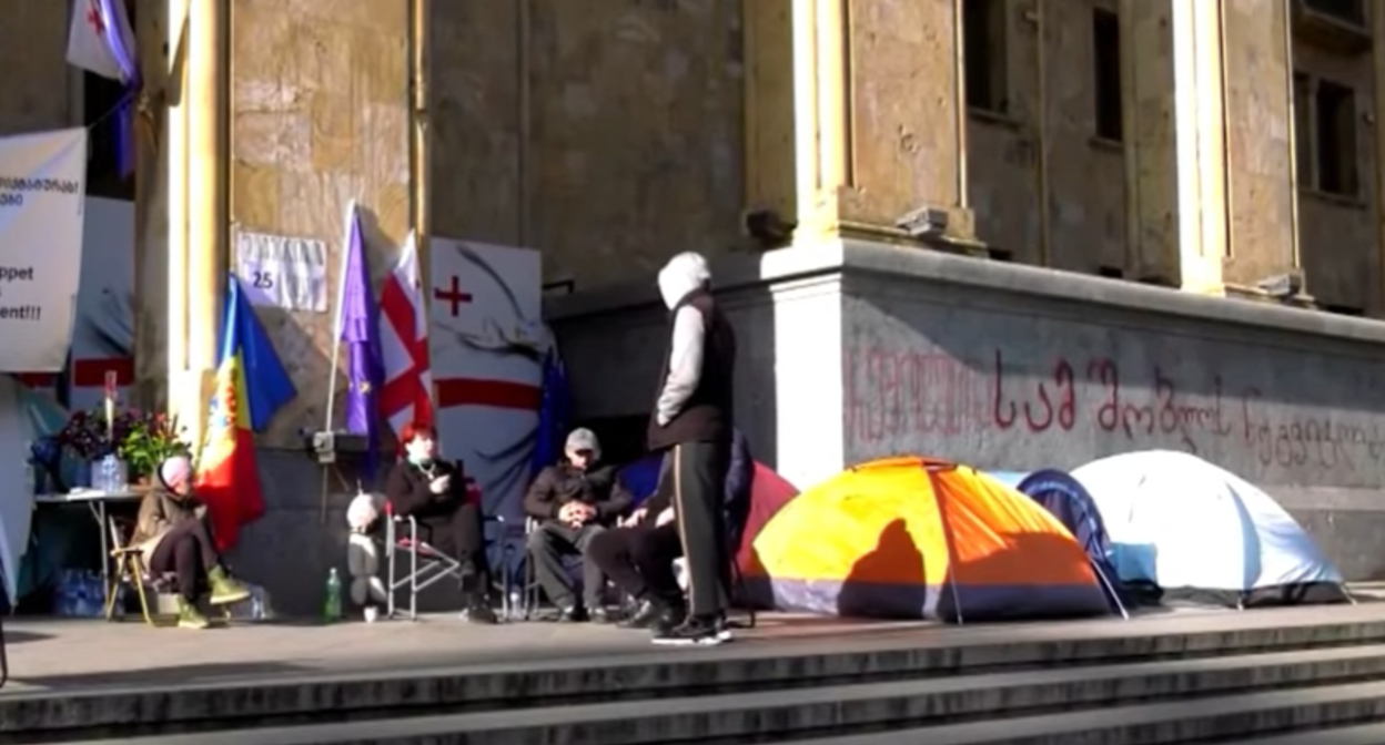 Голодовка у парламента Грузии. 21 ноября 2025 г. Скриншот видео https://tvpirveli.ge/ka/siaxleebi/sazogadoeba/115343-ivanishvilis-diqtaturaze-pasukhia-gasatsemi-shimshilobis-25-e-dge-parlament