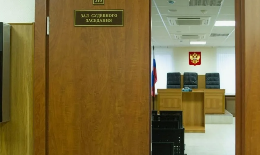 Зал суда. Скриншот фото https://zbulvar.ru/domashnij-tiran-iz-otradnogo-zhdyot-suda/
