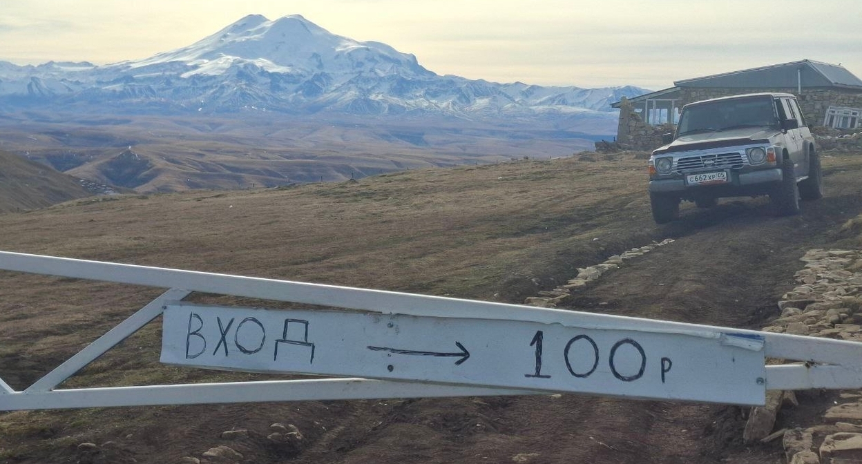 Шлагбаум на плато Бермамыт. Скриншот публикации в сообществе “Сарафанное радио КМВ” / "ВКонтакте"