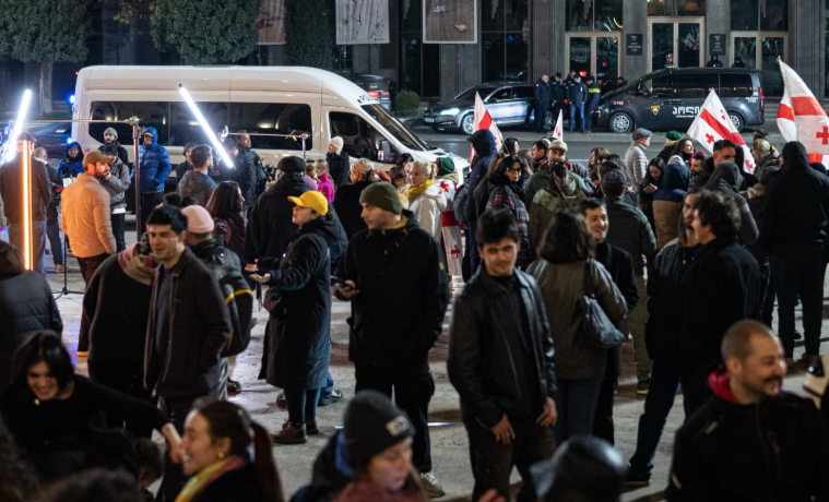 Протестующие у парламента Грузии. Скриншот фото Publika от 26.11.25 https://www.facebook.com/photo?fbid=1615948196471391&set=pcb.1615948263138051(деятельность компании Meta, владеющей соцсетью, запрещена в России).