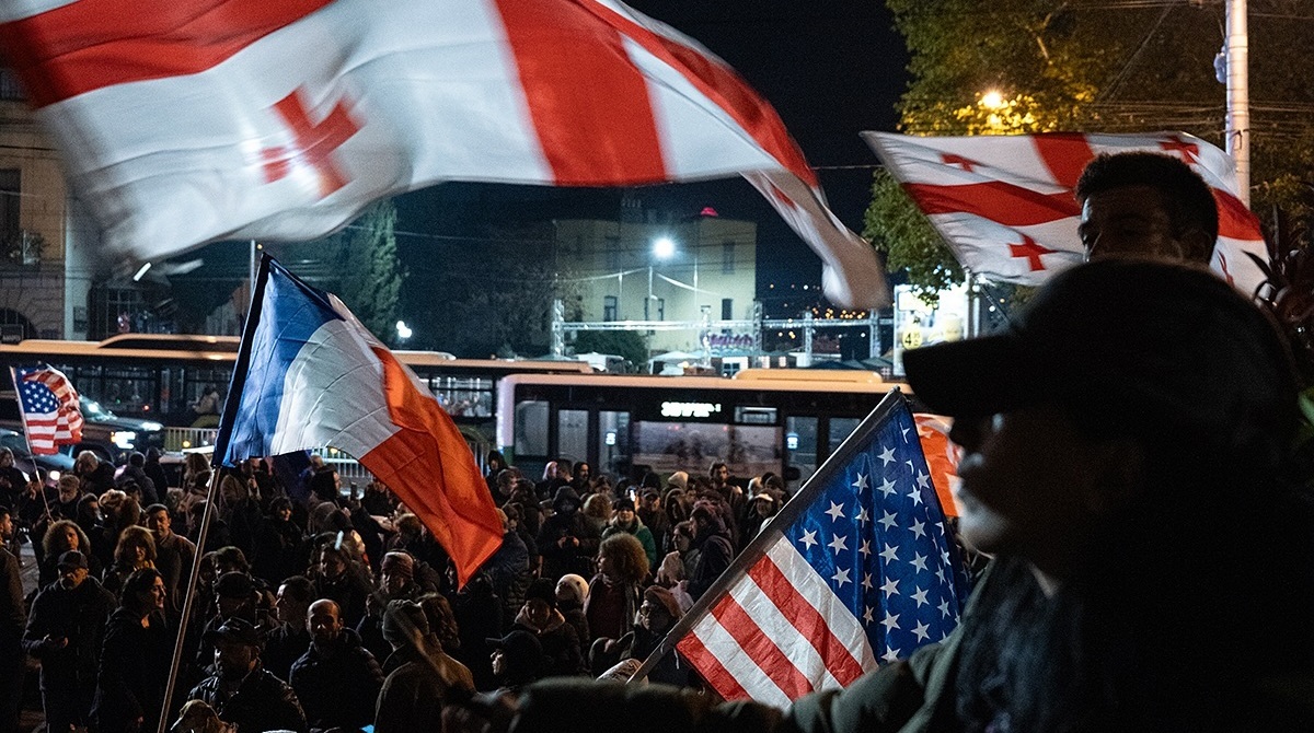 Демонстранты на проспекте Руставели, 1 декабря 2025 года. Фото: Khatia Kakhidze / Publika