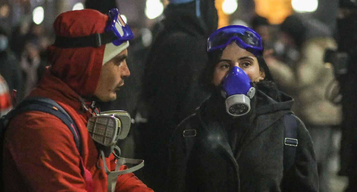 Демонстранты в респираторах на проспекте Руставели в Тбилиси, 6 декабря 2024 года. Фото Азиза Каримова для "Кавказского узла". 