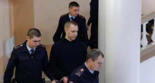 Никита Журавель в окружении силовиков. Скриншот фото Алексея Волхонского/V1, https://v1.ru/text/criminal/2025/10/29/76097063/.