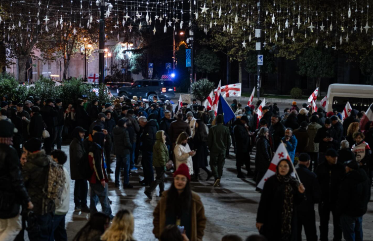 Акция у парламента Грузии. Скриншот фото Publika от 03.11.25, https://www.facebook.com/photo/?fbid=1621364362596441&set=pb.100041686795244.-2207520000 (деятельность компании Meta, владеющей соцсетью, запрещена в России).