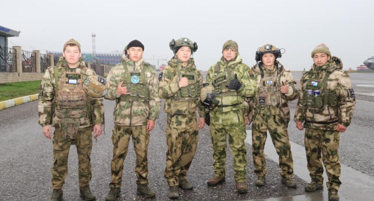 Группа добровольцев перед вылетом из Грозного. 4 декабря 2025 г. Фото: Грозный-Информ https://www.grozny-inform.ru/news/svo/178901/