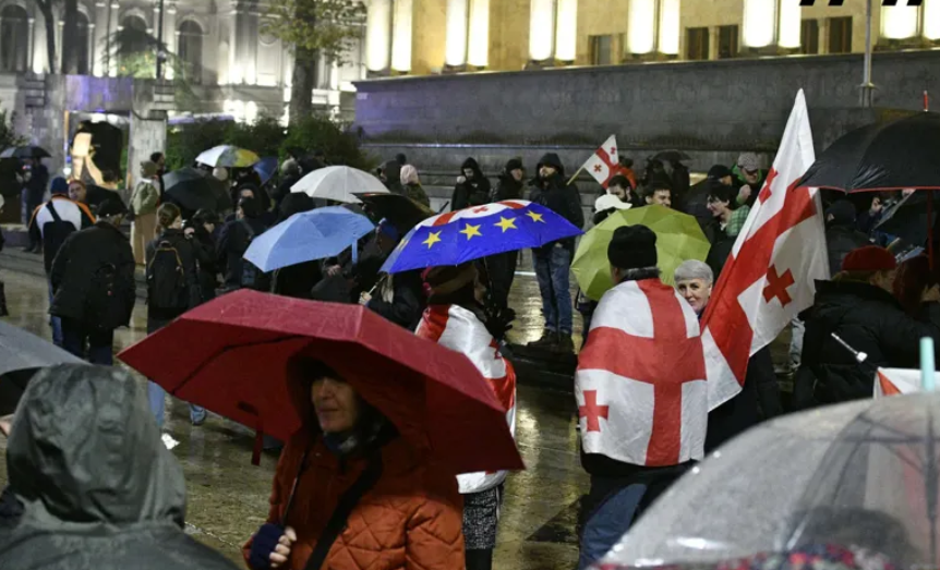 Сторонники евроинтеграции у парламента Грузии. Скриншот фото "Интерпрессньюс" от 07.12.25, https://www.interpressnews.ge/ka/article/856684-parlamenttan-saprotesto-akcia-mimdinareobs