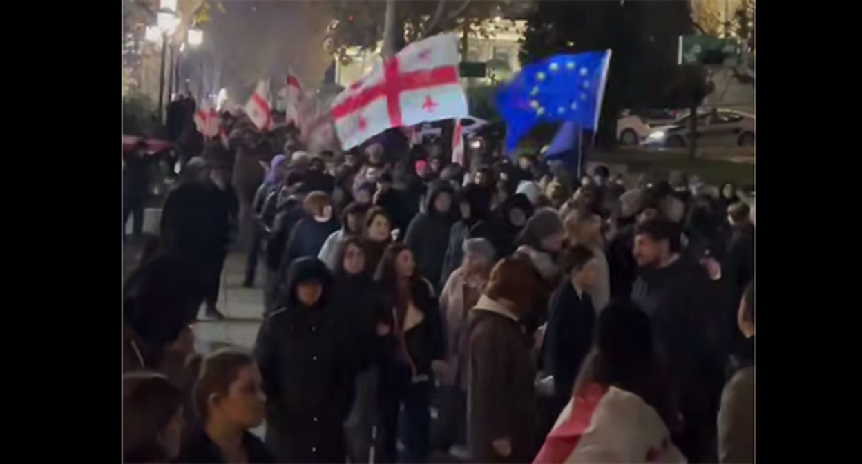 Акция протеста в Тбилиси. 8 декабря 2025 г. Скриншот видео https://t.me/Tbilisi_life/43842