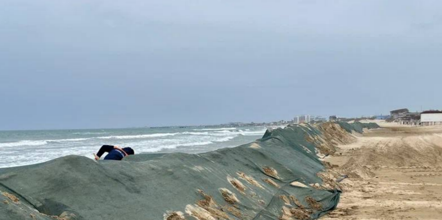 Защитный вал вдоль берега в Анапе. Скриншот фото из Telegram-канала оперштаба Краснодарского края от 20.11.25, https://t.me/opershtab23/14452